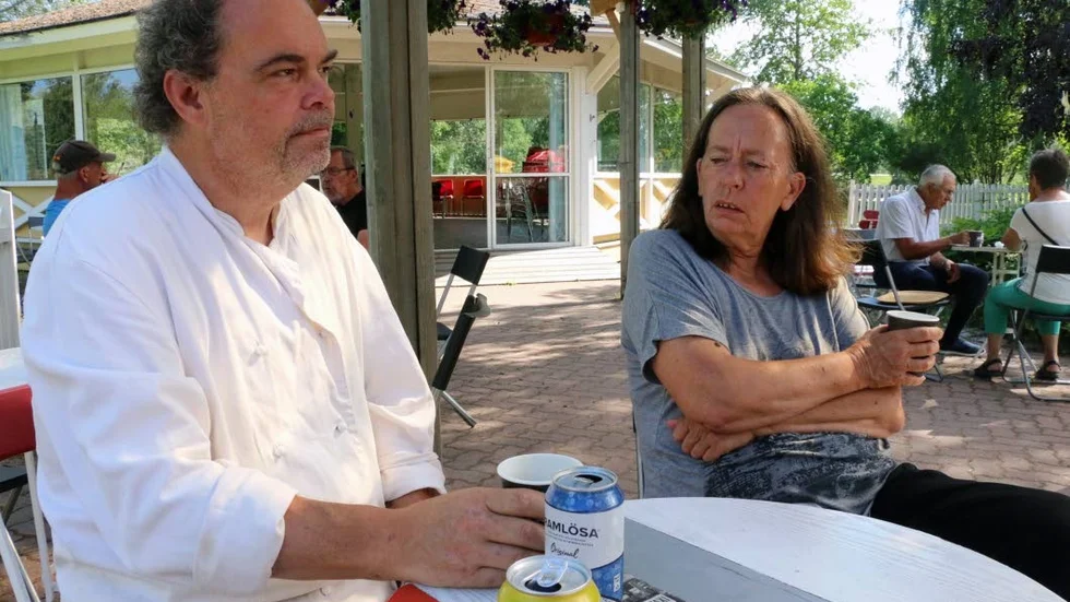 Kaféentreprenörerna Lars "Pipen" Larsson och Eva Larsson välkomnar planerna på uprrustning av paviljongen. "Men scenen är bortom räddning, det är lika bra att riva den", säger Pipen Larsson.