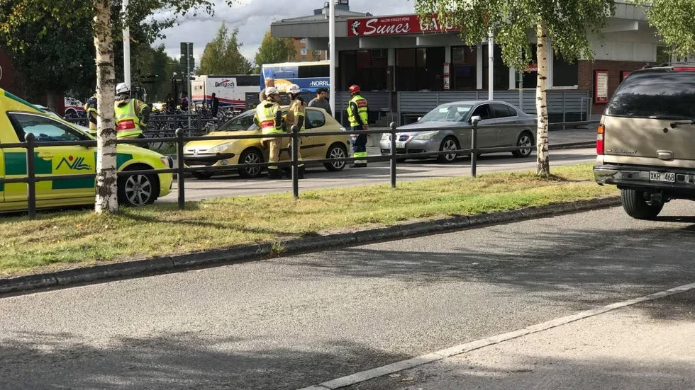 Två personbilar kolliderade vid 12.40-tiden på Sundsgatan.