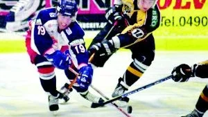 Foto: ANDERS STEINER VIK:s Kristian Westerman i kamp med Vimmerbys Janne Heiska.