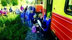 Foto: ANDERS LILJEGREN Kvännarenskolan med 20 år på nacken bjöd sina barn på resa på smalspåret till Valstad kvarn igår.