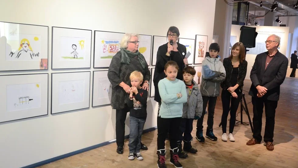Öppning. Under öppningen av utställningen Barn & Krig deltog Elisabet Larnemark med barnbarn, Carina Milde, Josephine Helmerson, Jan G Persson samt barnen Sarah, Hamsa och Sajid, som är några av de som gjort bilderna.