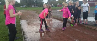 Idrottskamp i regnet i Hällestad