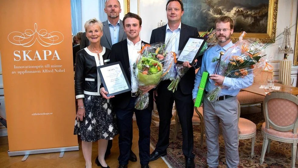Pristagarna. Petter Johansson från Wematter och David Frykerås och Joakim Wreen från Againity. Prisutdelare var lands-
hövding Elisabeth Nilsson och Mats Philipson från Almi.
