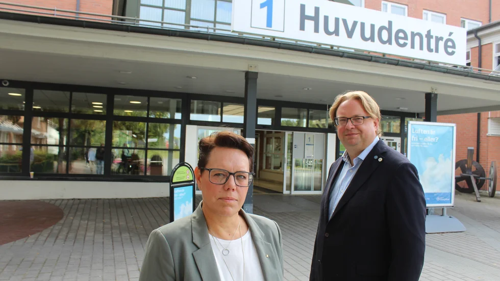 Marie Morell (M) och Fredrik Sjöstrand (M) presenterade Medarbetarlöftet under måndagen. Det handlar om sju förslag där vårdens medarbetare är i fokus. "Vi behöver göra satsningarna för att först och främst behålla de medarbetare vi har", säger Fredrik Sjöstrand.