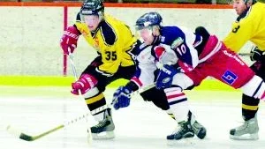 Foto: ANDERS STEINER Tuff kamp om pucken. VIK:s Martin Karlsson, nummer 10, är steget före Vimmerbys Håkan Ahlm.