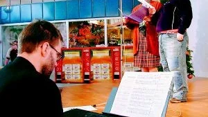 Ingela och Linnéa Astvall var sångledare då det hölls stort julstök på Gamleby centrum. Vid pianot musikdirektör Aron Nilsson.
