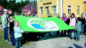 Grön flagg för Västrums friskola som erhållit certifikat för ett strålande arbete med projekt för hälsa och livsstil.
