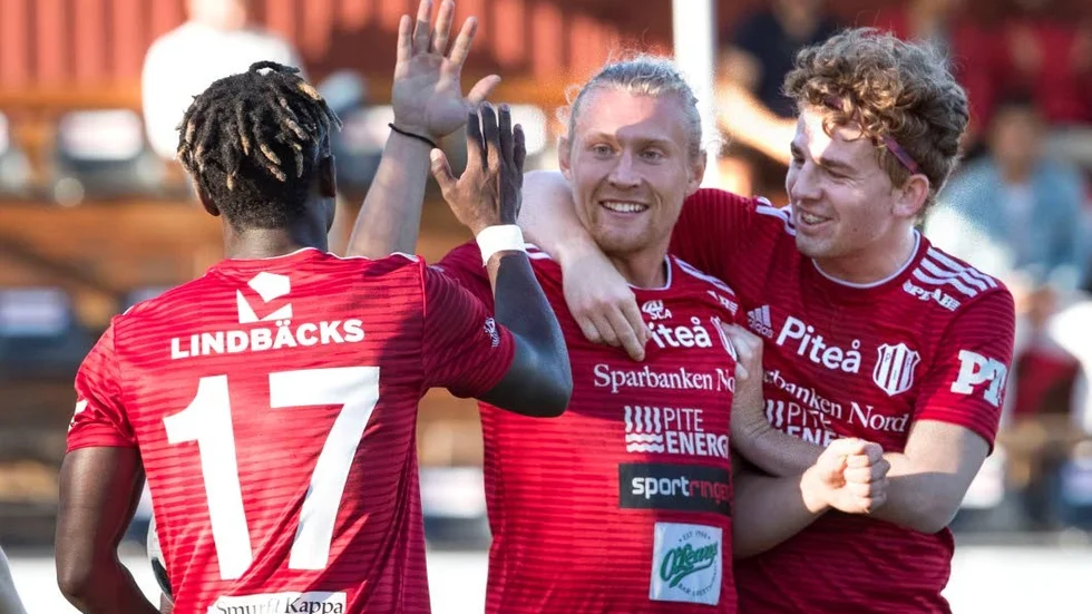 Gustav Rönnbäck Wallin blev stor matchhjälte då han gjorde tre av Piteås fyra mål mot Östersund.