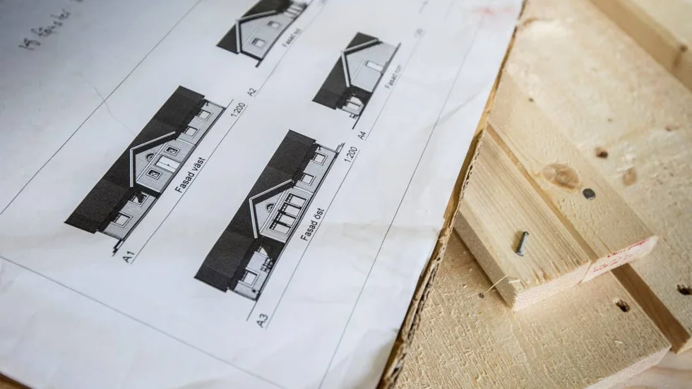 Bostadsbyggandet i Sverige väntas rasa i lågkonjunkturen. På Villa Varm satsar man istället och anställer en ny snickare till fabriken i Pålmark. (Arkivbild)