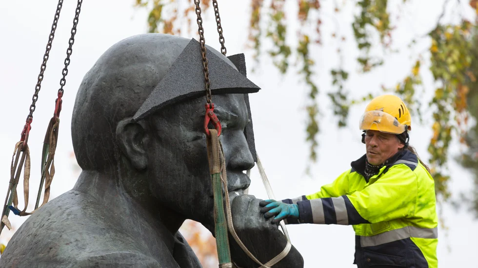 Statyn av Vladimir Lenin plockas ned i Kotka, Finland.