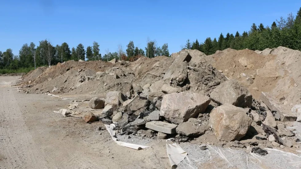 Stora mängder schaktmassor har lagts på det område som väntar på saneringsåtgärder. Oklart när och om dessa åtgärder kommer att vidtas för att på sikt ge plats för villabebyggelse.