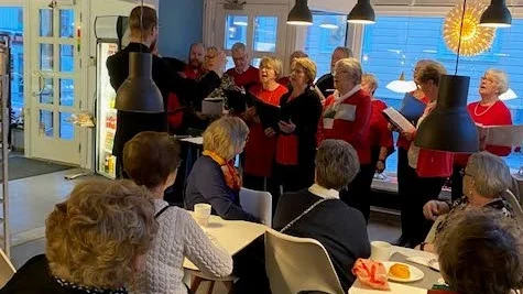 Den uppskattade sångstunden på kaféet avslutades med allsång i sista versen av Nu tändas tusen juleljus.