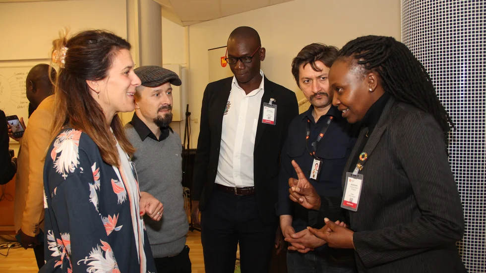 Fram till den 9 oktober kommer åtta representanter från de två partnerkommunerna att vara på studiebesök i Håbo. På bilden pratar Jennifer Martins, från Håbo med Igor Buzurniuc, Håbo, Nqabutho Moyo, från Victoria Falls, Lilian Severin, Håbo och längst till höger Kholwani Moyo Mangena, från Victoria Falls.