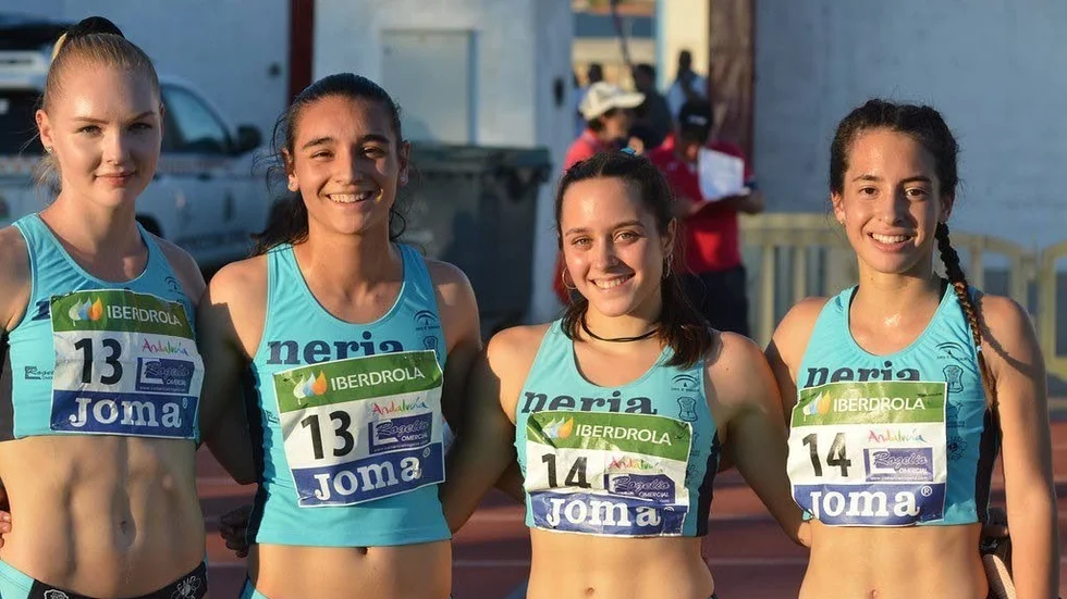 Ellen Eklund med sina lagkompisar i Andalusien
