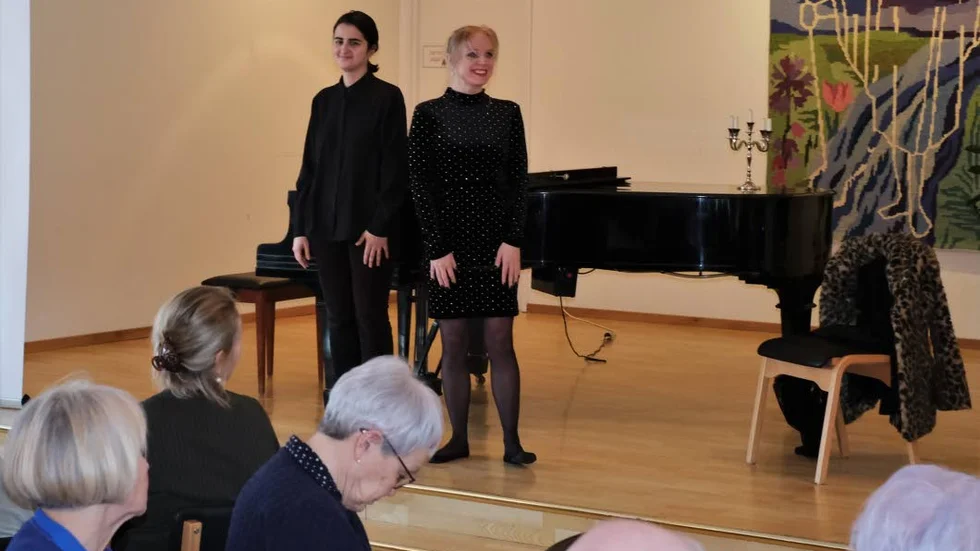 Nigar Charkazova och Emelie Lindquist från Musikhögskolan stod för både bildning och underhållning när de lärde oss vad en diva är.
