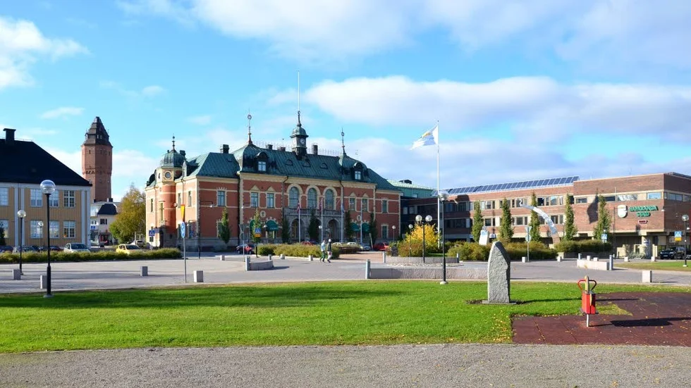 Under lördagen frågade en man en kvinna i Haparanda efter vägen till Ica maxi. mannen, som satt i en bil, var naken på underkroppen.