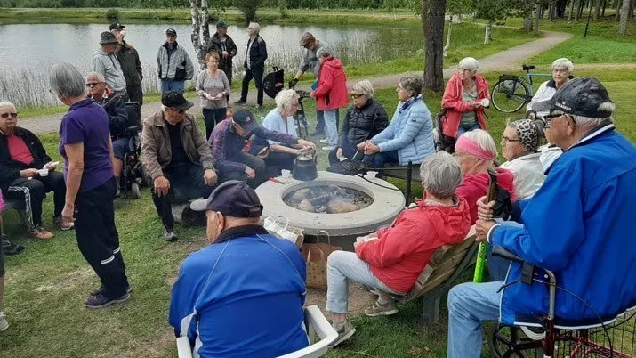 Vid Nyborgstjärn grillade Arvidsjaur Hjärtlung korv och kokade kaffe.