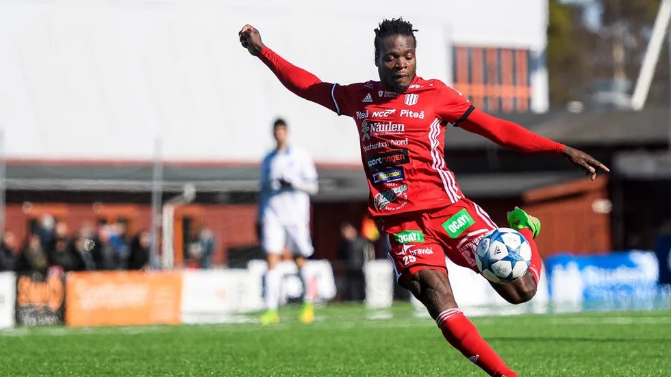 Tetteh Komey sköt ledningsmålet mot Sandvik. PIF vann matchen 2–0.