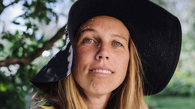 Åsa Axelsson drabbades av utmattningsdepression. Lösningen blev att sluta arbeta. "I stället för att lönearbeta blev jag mer självförsörjande", säger hon.