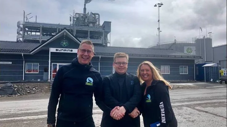 Stefan och Anna Karlsson skakar hand med SunPines vd Magnus Edin som beslutat stötta VildaKidz miljöutbildning av barn i förskolan, skolan och fritids runt om i länet.