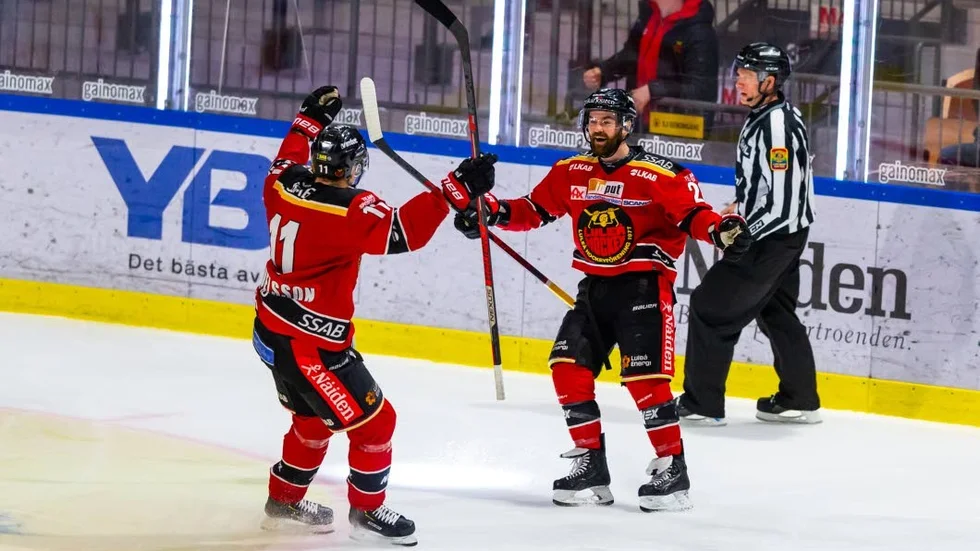 LULEÅ 20190110 
Luleås Jack Connolly jublar efter att ha avgjort med 4-2 under torsdagens ishockeymatch i SHL mellan Luleå HF och Örebro HK i Coop Norrbotten Arena. Foto: Robert Nyholm / TT / kod 11435