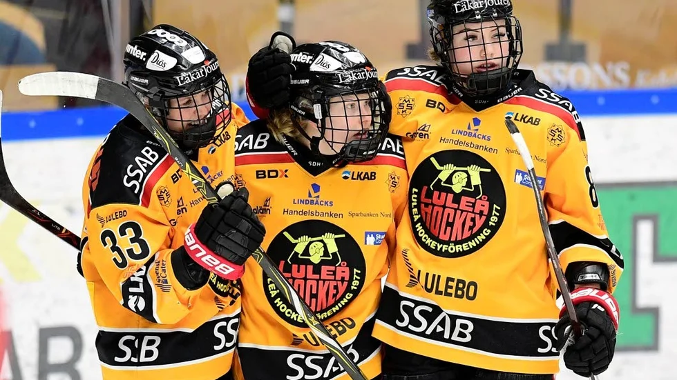 Luleå/Munksunds Noora Tulus (mitten) grattas av Michelle Karvinen och Ebba Berglund efter 5-2 mot HV71.