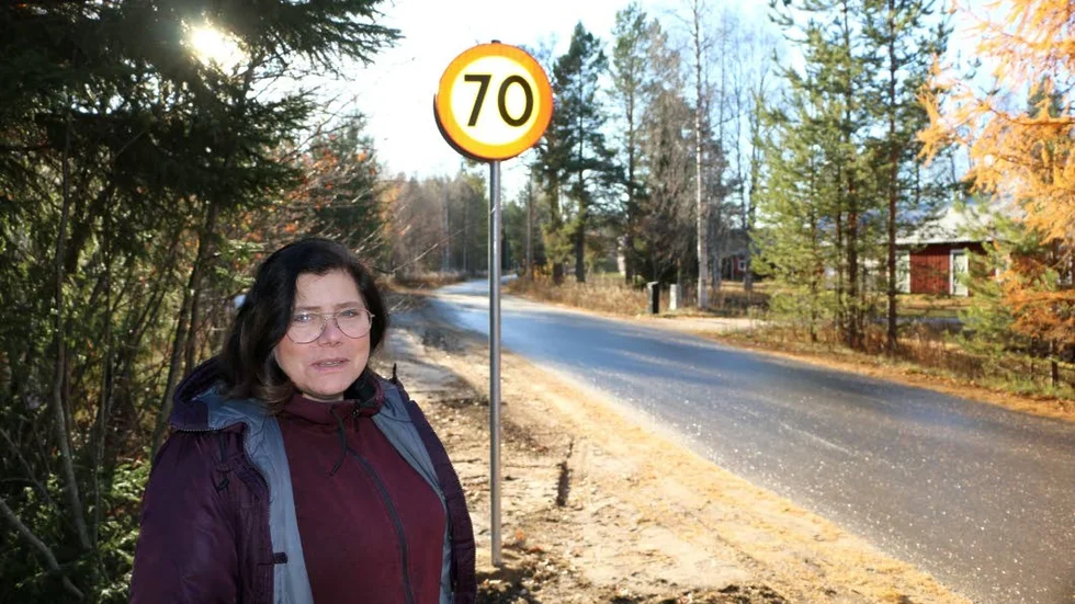 Yvonne Fång, som bor längs Raningsvägen, var en av flera i området som förvånades när 70-skylten kom upp i höstas. Nu har länsstyrelsen justerat hastigheten till 40 kilometer i timmen. (Arkivbild)