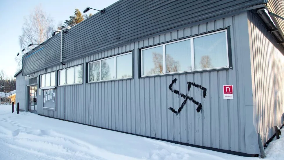 Hets mot folkgrupp. Nyheten om det planerade flyktingboendet i Bergsviken fick någon att spraya ett hakkors på byggnaden.