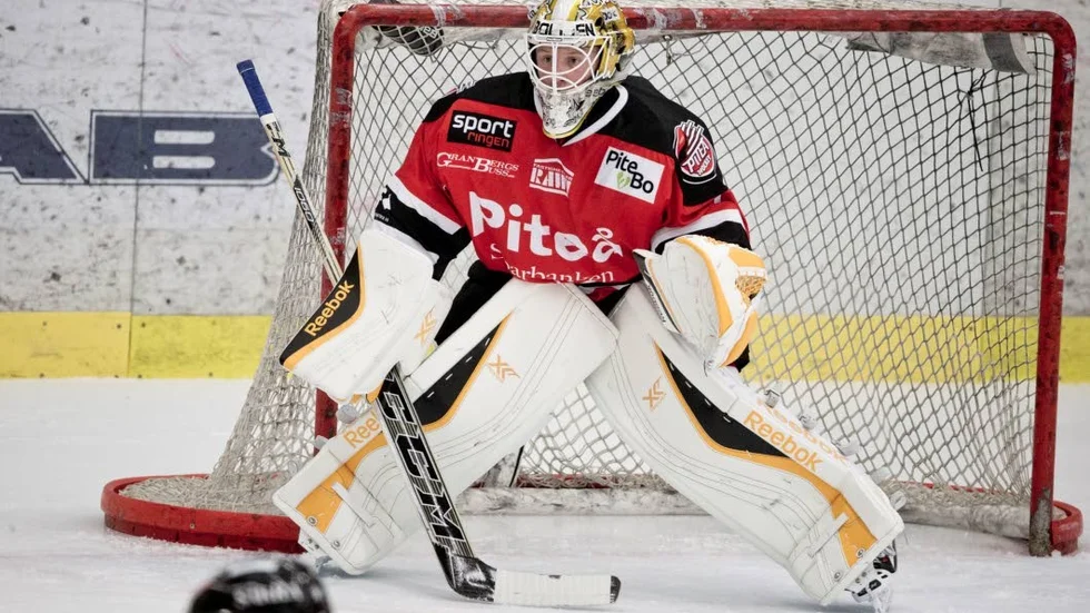 MUREN I BUREN. Joel Vännström höll nollan när Piteå vann första play off-matchen mot Lindlöven med 4–0. (Arkivbild)