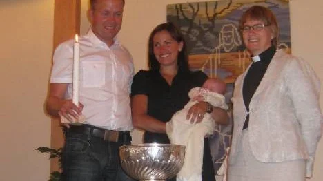 Alva Felicia Sundströms dophögtid fick en annorlunda inramning. Som dopfnut användes NHL-bucklan. Föräldrarna heter Robert och Louise Sundström.