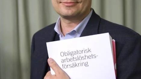 Antalet dödsolyckor på arbetsplatser ökar snabbt. Hittills under 2008 har 45 människor förolyckats på jobbet. Då ställer arbetsmarknadsministern upp med 33 miljoner kronor för att förbättra arbetsmiljön. Ett hån.