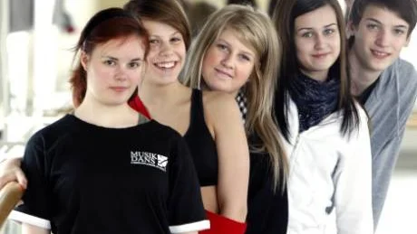 Danseleverna på Christinaskolan är ganska säkra på att det blir en årskurs ett på Strömbackaskolans yrkesdansarprogram nästa läsår, trots att antagningskansliets siffror visar att bara tre personer sökt programmet som förstahandsval. "Vi blir minst fem, kanske så många som åtta", tror eleverna, från vänster Linnea Artursson, Alexandra Nyman, Bianca Gaudet, Elin Lindström och David Wikman.