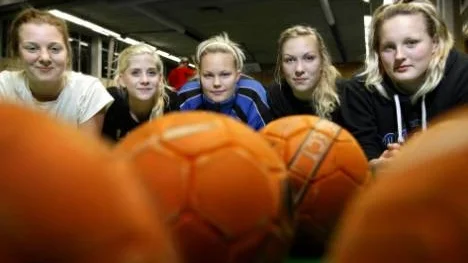 Fem av tjejerna i Lillpite IF. Från vänster, Sofia Dahlén som gjort comeback, Rebecca Öhman (född 1993), målvakten Elina Källman, Victoria Hedqvist - som tränaren Maria Grahn hoppas ska kliva fram och ta ansvar - samt Angelica Strandberg (1993).