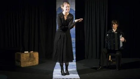 Sara Lidman på hemmaplan. Ellenor Lindgren (t.v) och Nina Sarri Vahlberg (t.h) framför den gripande berättelsen om Rönnogs liv och kamp i föreställningen "Lifsens rot", som bland annat spelas på Västerbottensteatern och Norrlandsoperan under hösten.