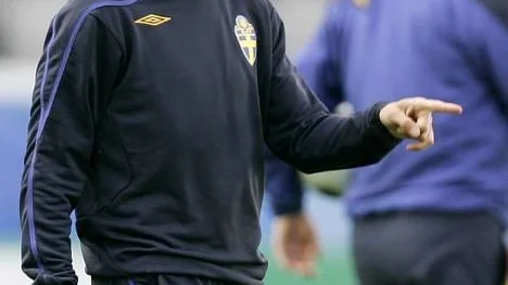 Fredrik Ljungberg, den svenske lagkaptenen, pekar ut riktiningen inför matchen mot Spanien. Den är framåt. "När vi har bollen ska vi attackera för fullt", tycker han.