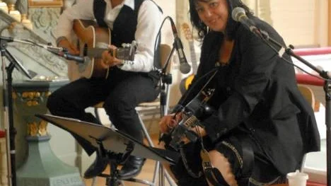 Åsa Jinder och maken Jonas Otter inledde festspelsstafetten med en känsloladdad konsert i Arjeplog.