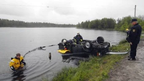Tur i oturen hade de båda Arvidsjaurtjejer som i går med bil sladdade av vägbanan och hamnade upp och ner i sjön Ringlet. Båda i bilen klarade sig oskadda från äventyret.