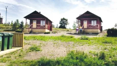 BOKNING STOPPAD. Då upphandlingen av skärgårdstrafiken överklagats stoppar nu kommunen all bokning av sina stugor i Luleå skärgård. Här två stugor på Brändöskär som numera återfinns på Junkön.