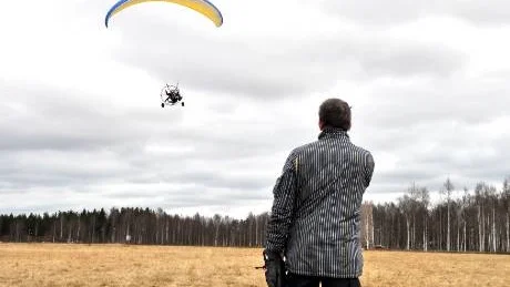 OKLART. På lördagskvällen störtade en 41-årig man från Luleå med en paramotor. Vad som orsakade olyckan är oklart. (Bilden är tagen vid ett annat tillfälle.)Foto: Roger Larsson