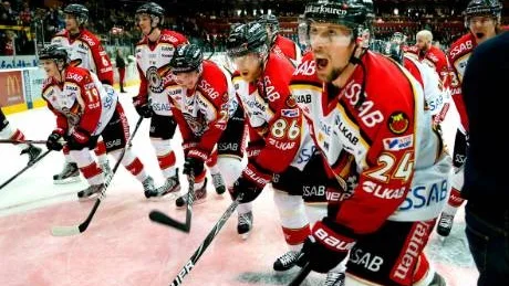 JUBLET. Efter finalplatsen var säkrad jublade spelarna ihop med                                 Luleåklacken som gav laget ett enormt stöd matchen igenom. Nu väntar drabbningar mot Skellefteå AIK.