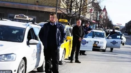 HEDRAD. Ulf Dahlberg och hans kollegor hedrade den mördade taxichauffören vid en manifestation på torsdagsförmiddagen.