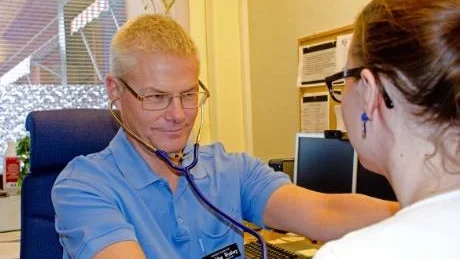 PATIENTFOKUS. Patientsäkerheten är i stor fara. Journalerna måste kunna läsas och uppdateras av vården, oavsett om den sker i landstingets eller kommunens regi anser Carl-Johan Westborg. Foto: Maria Dahlgren