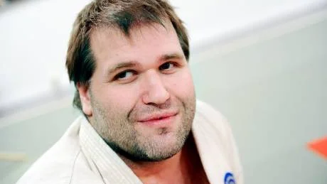KARATE. "Budosporter har gjort mig friskare än traditionell sjukgymnastik", säger Pontus Johansson.