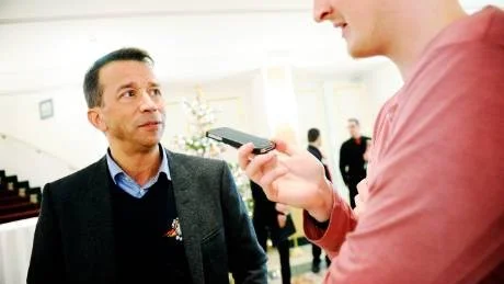 Pengar. Luleå Hockeys klubbdirektör Thor Stöckel blir intervjuad av Kurirens  reporter Anton Olofsson.  Foto: Petra Isaksson