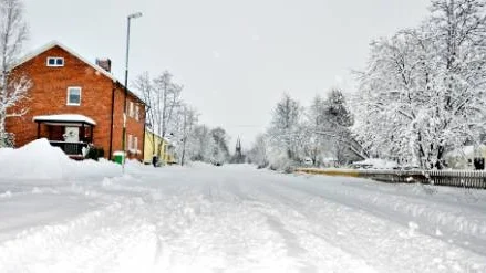 INTE SNÖRÖJT. Så här såg det ut längs många gator i Gällivare på onsdagen.