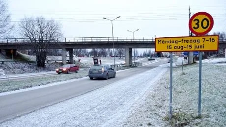 FÖR FORT. Här längs Hedenbrovägen vid Fria Emilia kör tre av fyra bilister för fort.