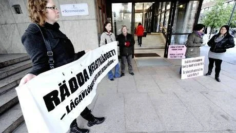 SISTA STRIDEN. I dag kan frågan om helgtilläggen avgöras, ett tiotal undersköterskor tog sista chansen att påverka politikerna i kommunledningen genom att på fredagsmorgonen lämna in protestlistor.