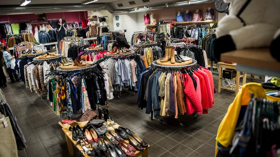 Fler väljer att handla i secondhand-affärer när kostnaderna för mat, boende och el ökar. Arkivbild.