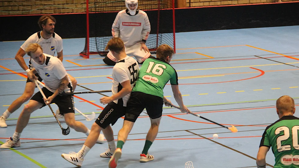 Här är EIBK:s Jakob Fertig, Timothy Westlund och Elton Pettersson i hemmamatchen mot Väddö. Nu besegrade man roslagslaget borta. Backen Jakob Fertig svarade för tre mål och är uppe i totalt åtta under säsongen.
