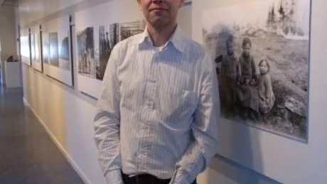 UTSTÄLLNING. I utställningen En annan bild av samer har Jan-Åke Olofsson, Umeå sameförening, sammanställt dokumentära bilder som  berättar om nybyggarlapparnas liv. Bilderna är tagna av hans morfar Robert Lundgren verksam som fotograf 1903-1926. Foto: YVONNE RITTVALL